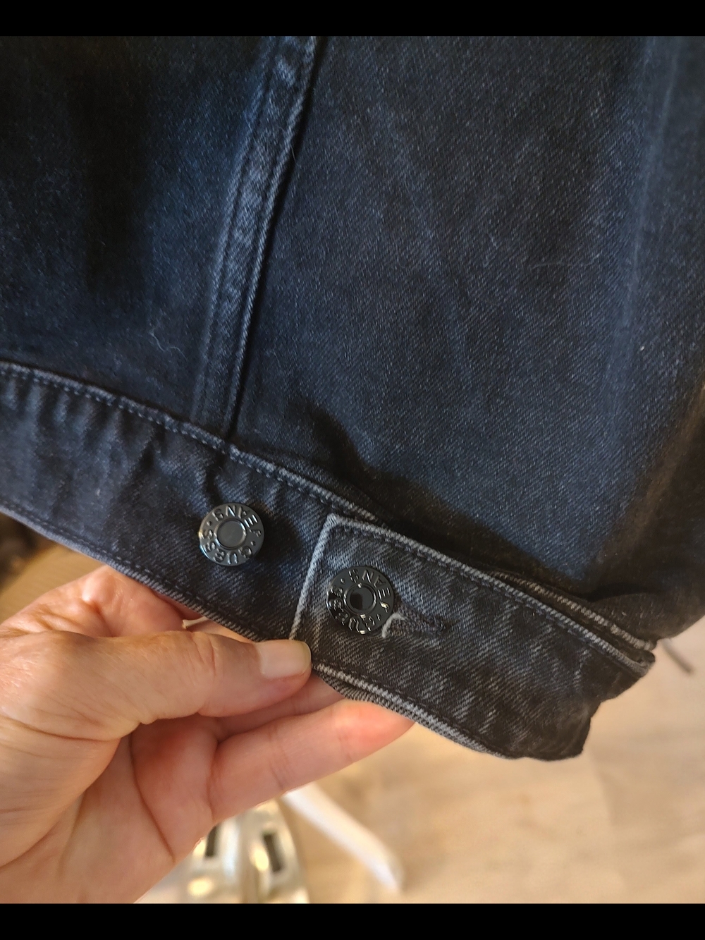 GUESS Black Washed Denim Jacket with Studded Sleeve SZ L - Picture 5 of 6